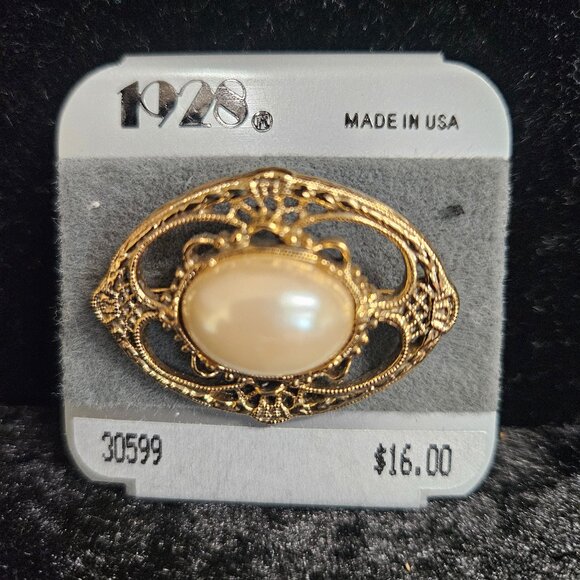 Vintage 1928 Gold Tone center faux pearl Pin - Picture 1 of 3